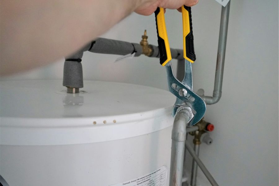 Chauffe-eau neuf installé et raccordé