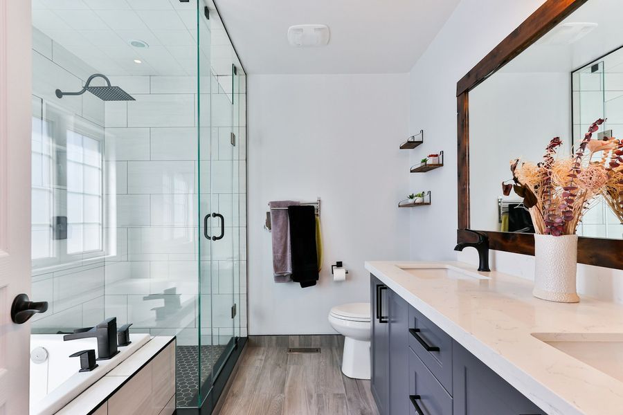 Salle de bains rénovée, meuble bois et douche vitrée
