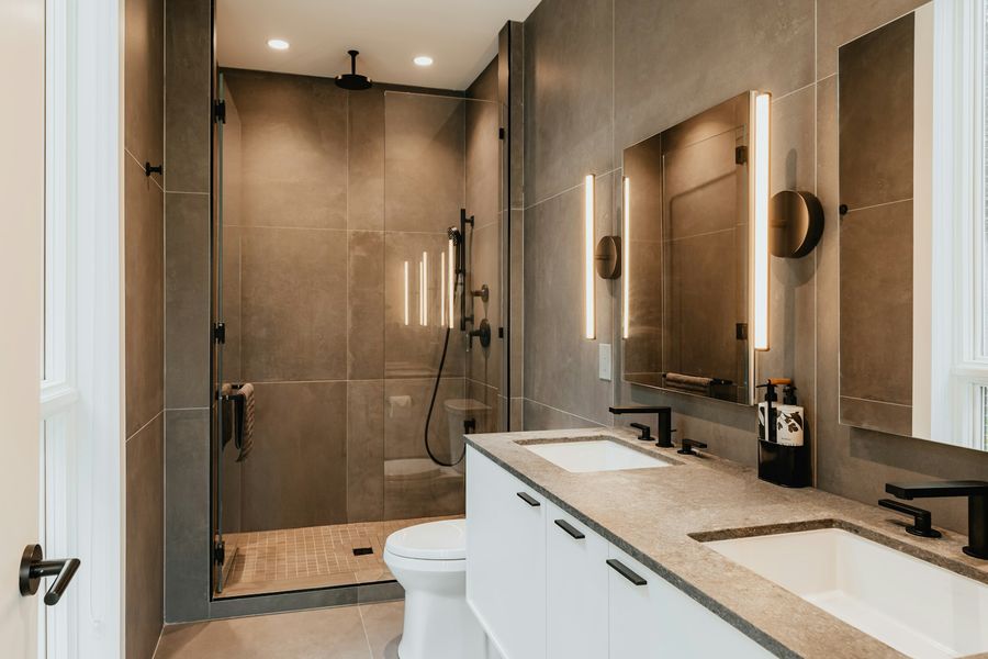 Salle de bains rénovée : douche à l'italienne et faïence taupe